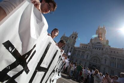 Vista de los participantes en la manifestación convocada por la plataforma 'Hablamos?' en la Plaza de La Cibeles de Madrid.