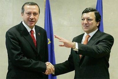 El primer ministro turco, Erdogan (izquierda), y el presidente de la Comisión, Barroso, ayer en Bruselas.