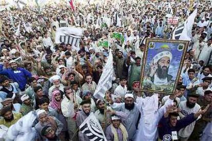 Manifestantes paquistaníes con la imagen de Bin Laden.