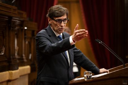 El presidente de la Generalitat, Salvador Illa, explica este jueves en el pleno del Parlament.