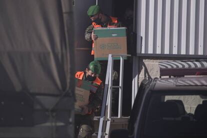 Tras la llegada de las primeras dosis a Guadalajara, el personal del Ejército ha recogido las bandejas correspondientes a Canarias, Baleares, Ceuta y Melilla para su transporte aéreo. Las restantes serán distribuidas por carretera.
