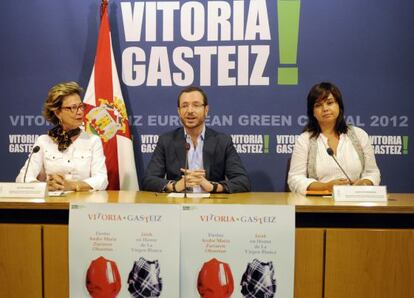 El alcalde, Javier Maroto, junto a Encina Serrano y una representante de Euskaltel.