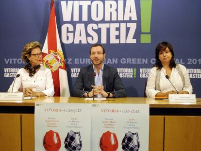 El alcalde, Javier Maroto, junto a Encina Serrano y una representante de Euskaltel.