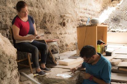 Alejandra Aguirre y Antonio Marín, del Proyecto Templo Mayor, encontraron varios trozos de coral rojo en la bóveda.