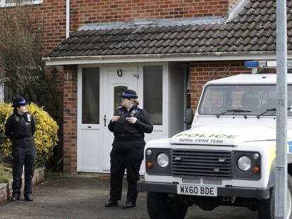Agentes de policía, el 6 de marzo a las puertas de la casa de Skripal en Salisbury (Reino Unido)