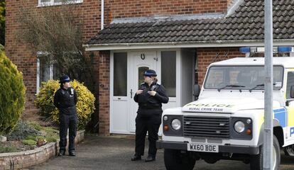 Agentes de policía, el 6 de marzo a las puertas de la casa de Skripal en Salisbury (Reino Unido)