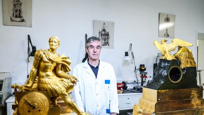 José Antonio Gismera, relojero de Patrimonio Nacional, en su taller del Palacio Real, en Madrid.