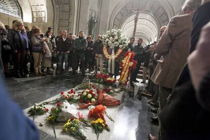 La tumba del dictador Francisco Franco en el Valle de los Caídos en el 43º aniversario de su muerte. 