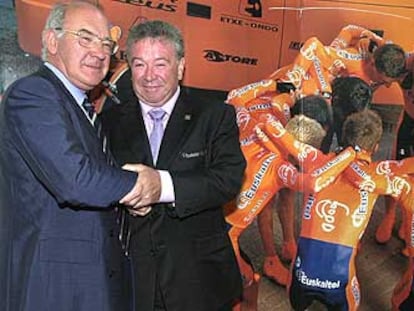 José Antonio Ardanza, presidente de Euskaltel felicita a Miguel Madariaga, presidente del equipo