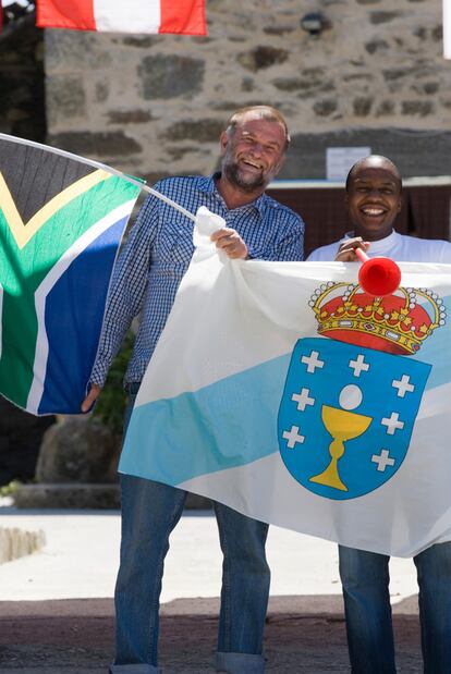 El sudafricano Gordon Bell (a la izquierda) y su hijo Andile, en su casa de Vilachá (Paradela).