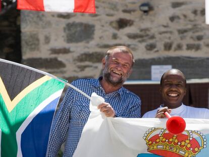 El sudafricano Gordon Bell (a la izquierda) y su hijo Andile, en su casa de Vilachá (Paradela).