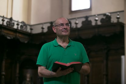 El presidente de la Asociación Hispana para el Estudio del Canto Gregoriano, Juan Carlos Asensio, en un ensayo del grupo coral que dirige, Schola Antiqua, en la iglesia de Montserrat, en Madrid, el 14 de julio.