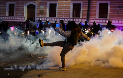 La policía ha reprimido el avance de las marchas con gases lacrimógenos y en ambos bandos denuncian tener decenas de heridos. Un manifestante intenta devolver un bote de gas lacrimógeno durante los enfrentamientos con policías antidisturbios, el 16 de junio de 2022 en Quito.