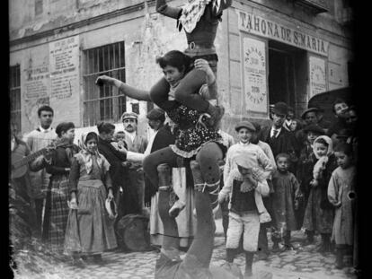 Saltimbanquis fotografiados por Cajal en las calles de Madrid.