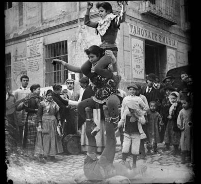 Saltimbanquis fotografiados por Cajal en las calles de Madrid.