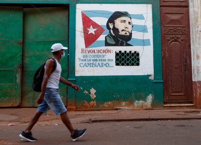 Un hombre pasa caminando frente a un grafiti de Fidel Castro, el día 16, en La Habana, Cuba.