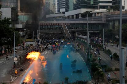 La policía antidisturbios rocía agua de color azul durante las protestas en Hong Kong por la conmemoración en el territorio autónomo de los 70 años del régimen comunista chino.