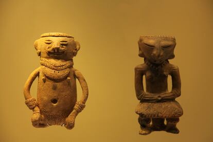Dos figuras de las expuestas en el Museo del Oro de Bogotá.
