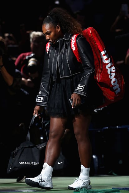 El pasado lunes, la tenista presentó junto a Abloh la colección en el lujoso club de tenis de Queens, en Nueva York. Williams apareció vestida con una de las prendas de la línea, la misma chaqueta negra que luce en esta imagen del partido.