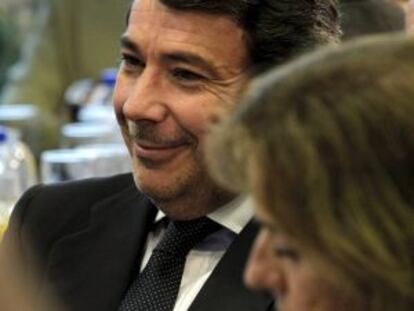 Ignacio González y Ana Botella, ayer en un desayuno informativo.