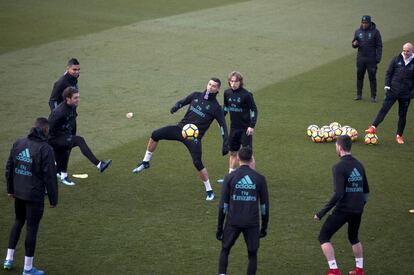 Cristiano Ronaldo, junto a sus compañeros en el entrenamiento de este viernes.