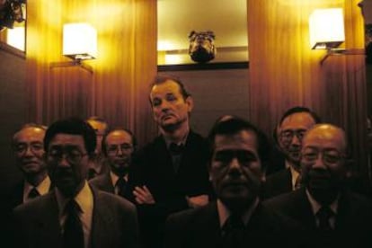 Metáfora de la alienación corporativa o simplemente racismo. Bill Murray rodeado de ejecutivos japoneses en 'Lost in translation'.