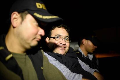 Javier Duarte, en la patrulla, tras ser detenido en Panajachel, Guatemala.