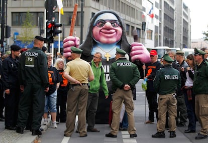 Un grupo de manifestantes protesta por la visita de Benedicto XVI a Berlín.