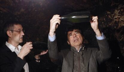 Ignacio González durante su visita a una bodega.