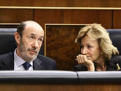 Rubalcaba y Salgado en sus escaños en el Congreso.