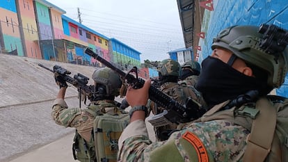 Militares ecuatorianos en la Penitenciaría del Litoral de Guayaquil.