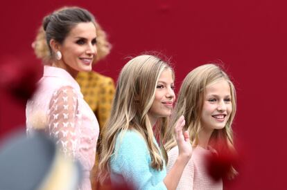 La reina Letizia, con la princesa de Asturias, Leonor (derecha), y la infanta Sofía, a su llegada al desfile.
