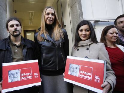 La portavoz de la candidatura de Pepu Hernández, la concejala Mar Espinar, presenta junto a voluntarios los avales en la sede del PSOE en Madrid.