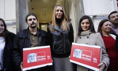 La portavoz de la candidatura de Pepu Hernández, la concejala Mar Espinar, presenta junto a voluntarios los avales en la sede del PSOE en Madrid.