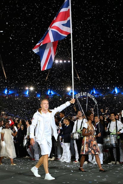 Con unas bermudas blancas y una chaqueta con toques dorados dise?ada por Stella McCartney, el ciclista britnico Chris Hoy pase orgulloso los colores de su bandera.