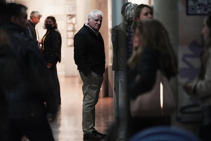 Miguel Uribe Londoño, padre de Miguel Uribe Turbay, espera noticias sobre el estado de salud de su hijo en el hospital Fundación Santa Fe.