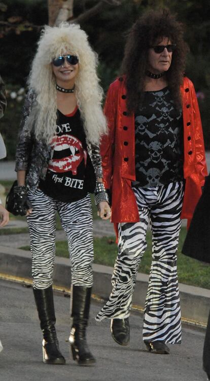 Harrison Ford y Calista Flockhard se han ocultado tras unas grandes gafas de sol y mucho pelo para disfrazarse de roqueros. Con sus pantalones de campana y sus tachuelas los actores han celebrado Halloween en Brentwood, California.