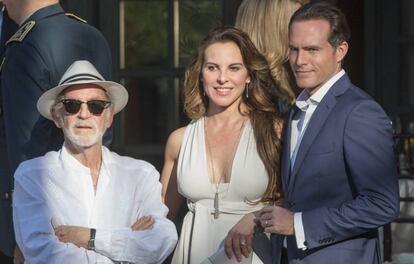 Fernando Luján, Kate del Castillo y Erik Hayser durante la grabación de la serie.