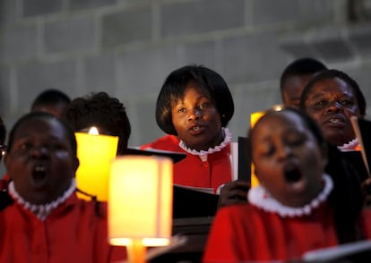 Coro durante una misa en la Catedral de Todos los Santos el día de Navidad en Nairobi, Kenia.