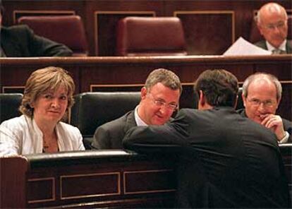 La ministra de Educación y Ciencia, María Jesús San Segundo, junto a Jesús Caldera.