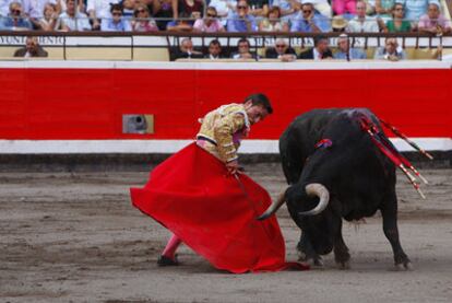 Diego Urdiales, con el primero de su tarde, ayer en Bilbao.