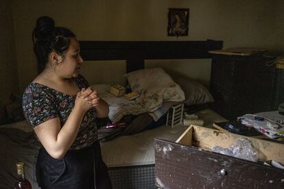 Samari Salmerón observa el cuarto en el que duerme con su abuela y que quedó dañado por las lluvias.