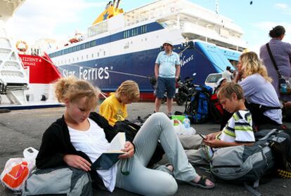 Pasajeros y turistas, tirados en el puerto ateniense de El Pireo debido al paro.
