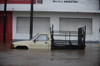 El aumento del nivel del agua provocado por las lluvias intensas cubrió algunos vehículos en las calles de Colima. En este temporada de huracanes, que comenzó en junio y termina en noviembre, se han formado en el Pacífico 14 ciclones.