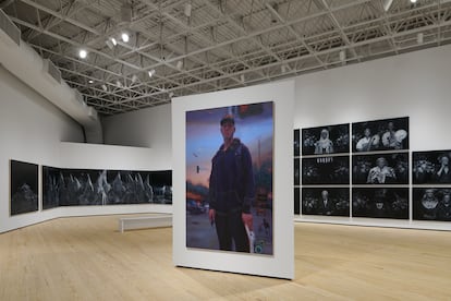 Vista de la instalación de Vincent Valdez: Just a Dream... en el Contemporary Arts Museum Houston, 2024. En el fondo, 'Kill the Pachuco Bastard!'.