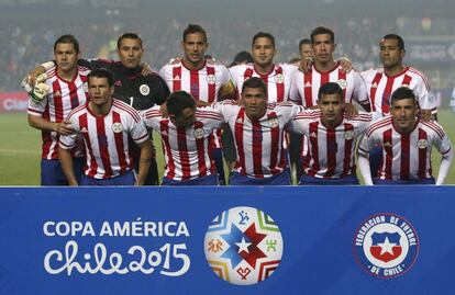 Los jugadores paraguayos posan para una fotografía de grupo antes del inicio del partido.