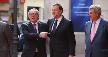 Jean-Claude Junker (l) with acting Prime Minister Mariano Rajoy (c), in a file photo from October.