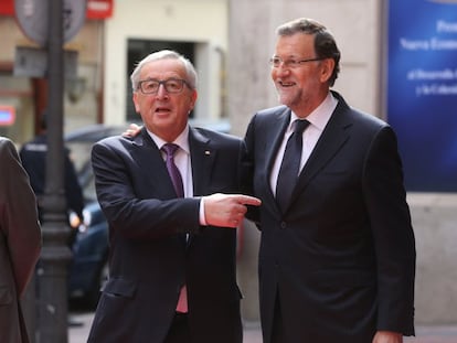 Jean-Claude Junker (l) with acting Prime Minister Mariano Rajoy (c), in a file photo from October.