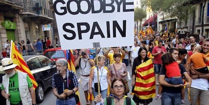 Miles de ciudadanos participan en la última Diada en Barcelona bajo el eslogan 'Cataluña, nuevo Estado de Europa'.