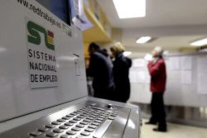 Puesto informático de una oficina pública de empleo.